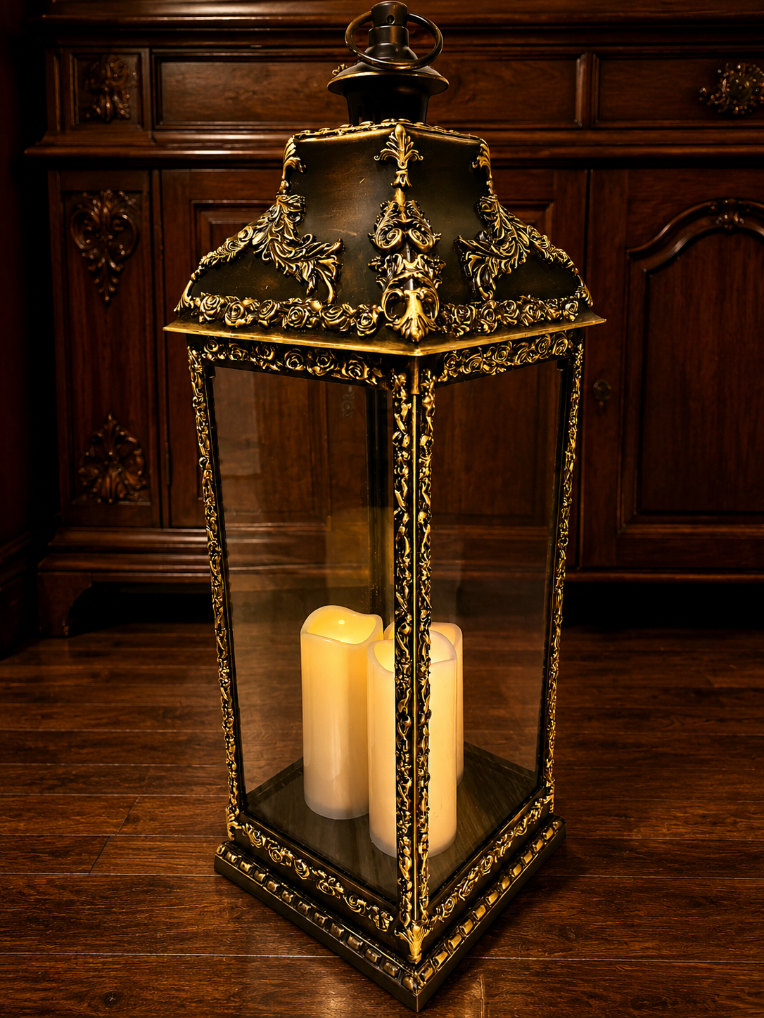 Lampe mit Ornamenten besetzt und vergoldet