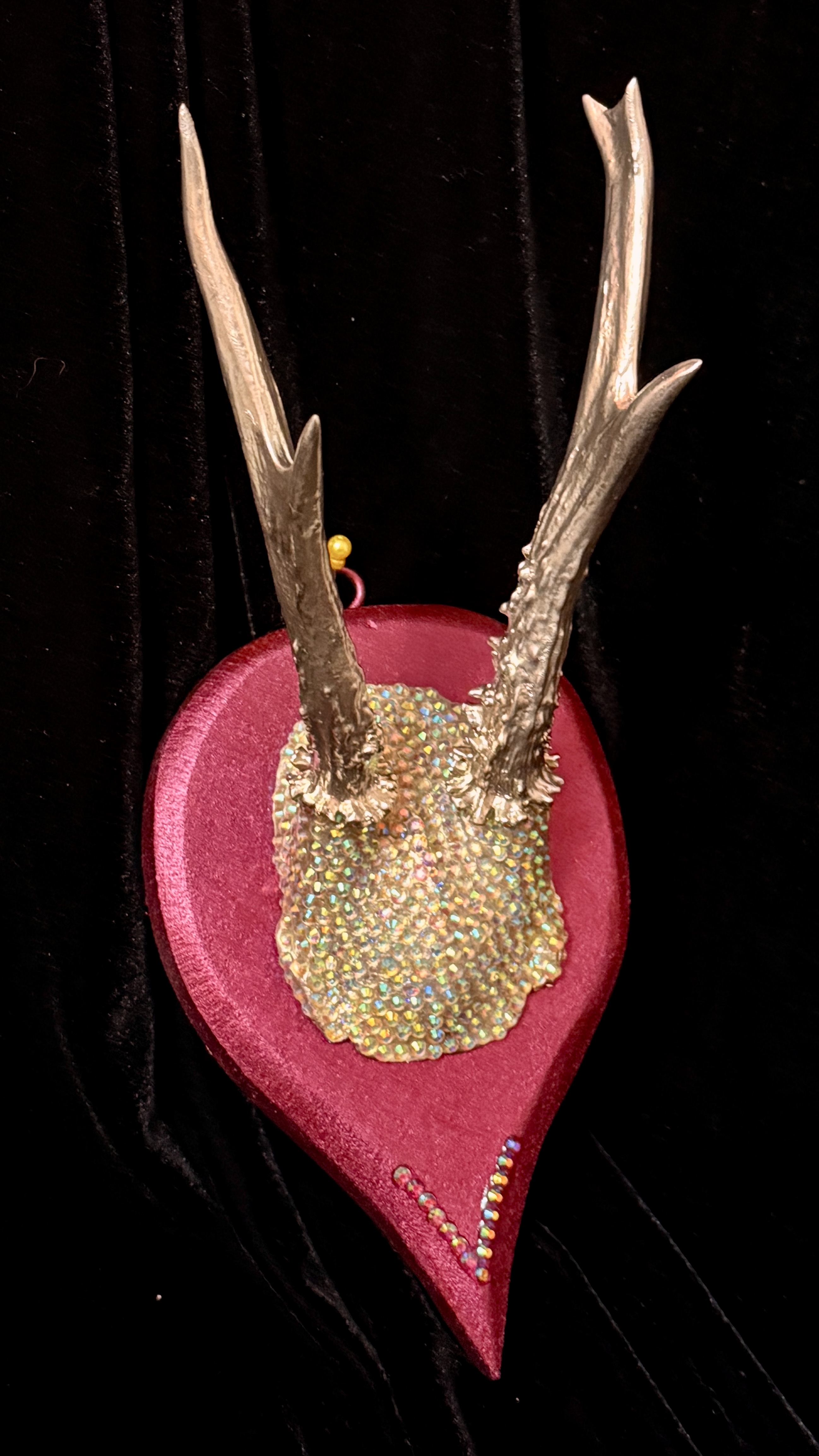 Altes Geweih-Erbstück mit Gold-Silber-Veredelung, AB-Strasssteinen und pinkfarbener Holzplatte