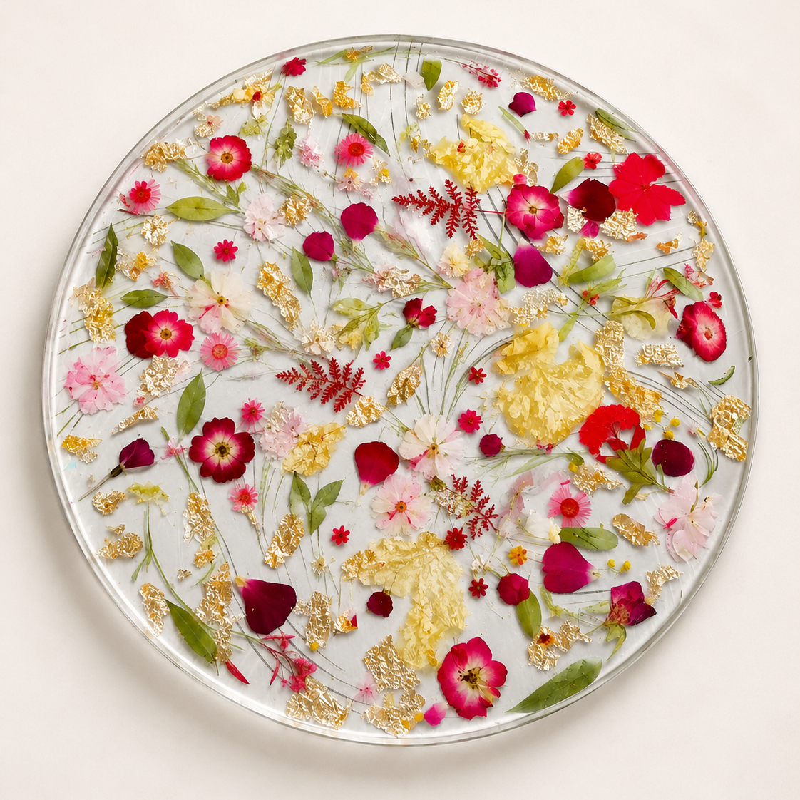 Transparente Tortenplatte Frühlingserwachen aus Epoxidharz mit Blüten, Blättern und goldfarbenen Flakes