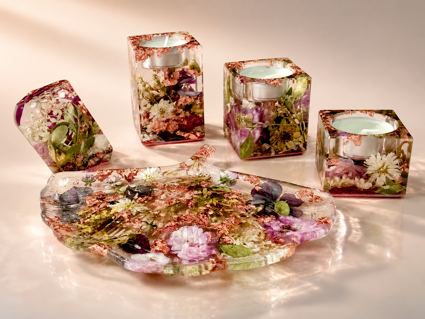 Dekorationsset mit floralen Elementen und kupferfarbenen Akzenten
